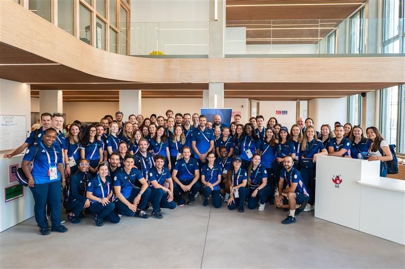Les équipes du village olympique réunies dans le hall du VMO