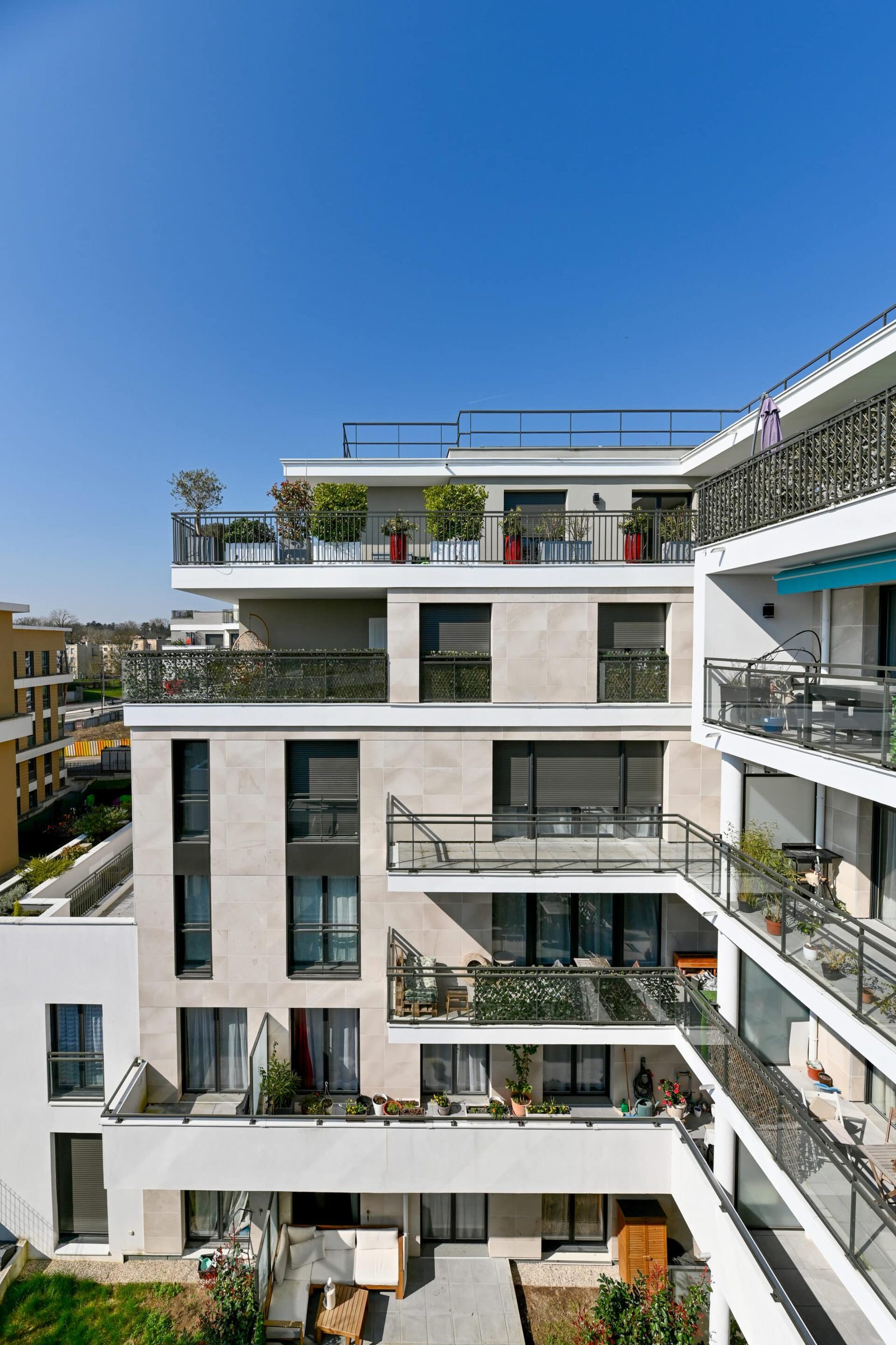 Opération Cascade, Châtenay-Malabry, livrée Façade sur cour de l'opération Cascade à Châtenay-Malabry, terrasses plantées et balcons