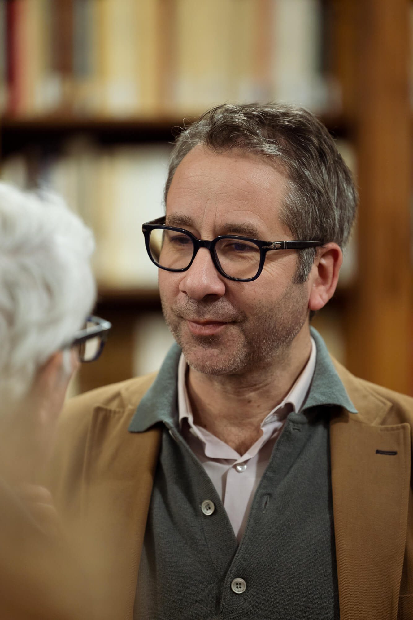 Portrait de Frédéric Toulouse, fondateur de FedeA, devant une bibliothèque
