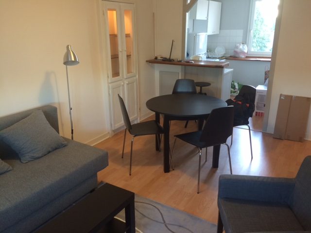Séjour meublé d'un appartement de l'immeuble, avant le sinistre