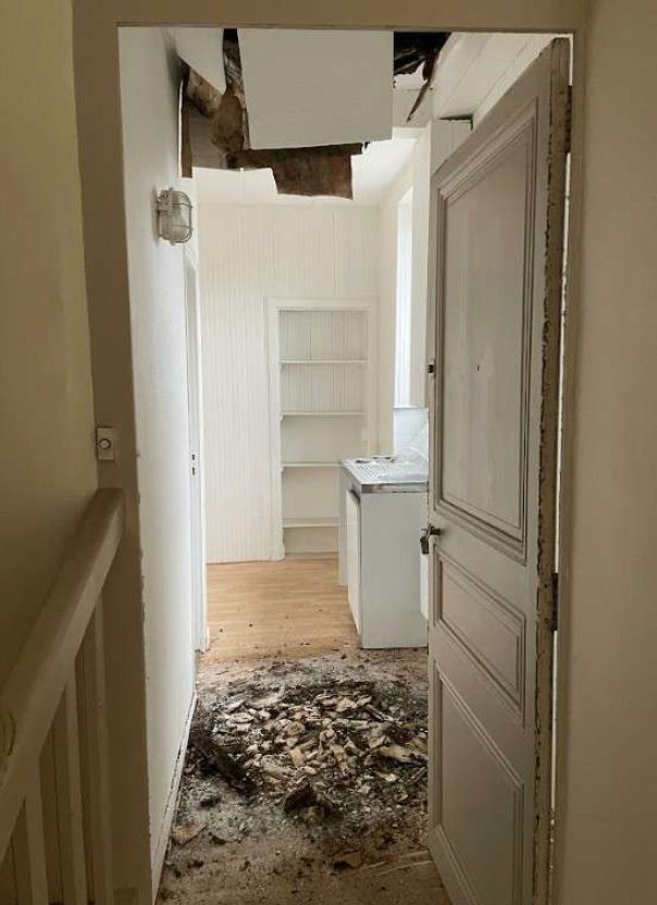 Effondrement du plancher, immeuble ancien en copropriété à Nantes Plafond effondré dans un appartement inoccupé, gravats au sol devant la cuisine