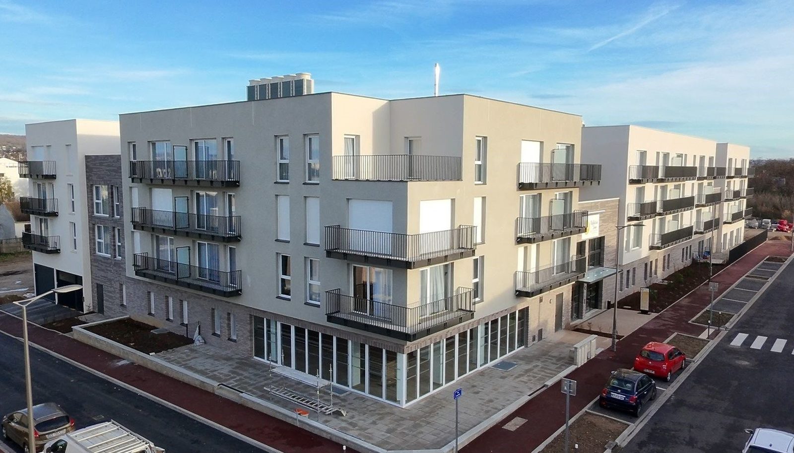 Façade livrée de la résidence services seniors Les Reflets de Seine à Aubergenville, balcons et rez-de-chaussée vitré