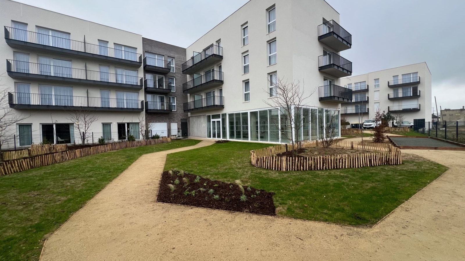 Jardin paysager et bâtiments de la résidence Les Reflets de Seine, allées et massifs plantés