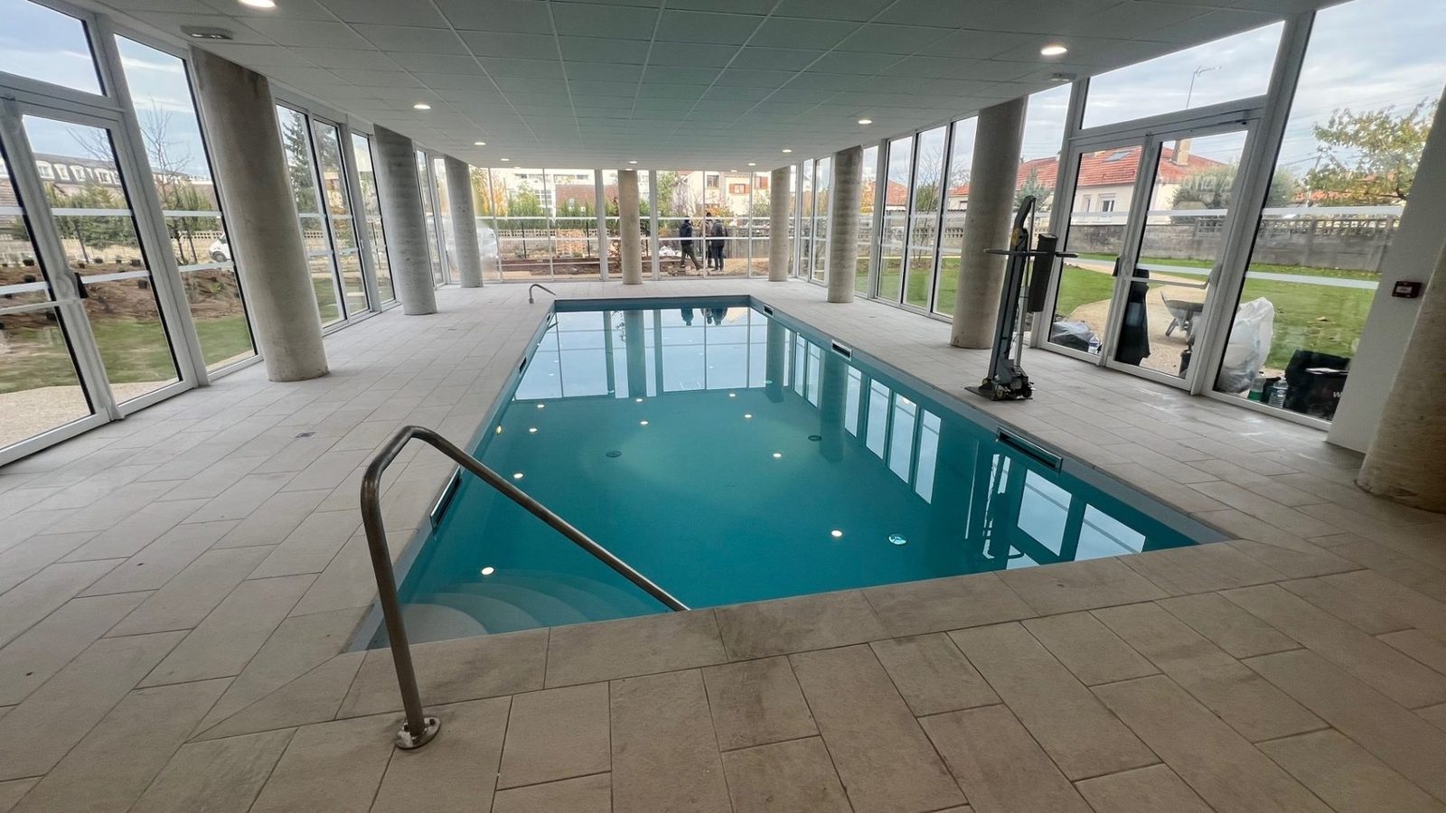 Piscine intérieure, résidence services seniors Les Reflets de Seine Piscine intérieure de la résidence Les Reflets de Seine, baies vitrées donnant sur le jardin