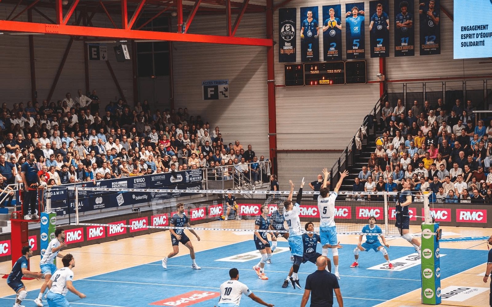 SNVBA, Saint-Nazaire Volley-Ball Atlantique Match du Saint-Nazaire Volley-Ball Atlantique dans sa salle comble, action au filet devant les tribunes