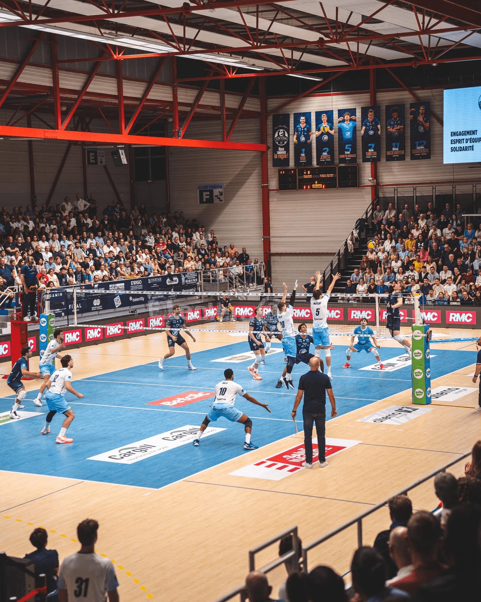 Match du Saint-Nazaire Volley-Ball Atlantique dans sa salle comble, bannières des joueurs et slogan Engagement, esprit d'équipe, solidarité