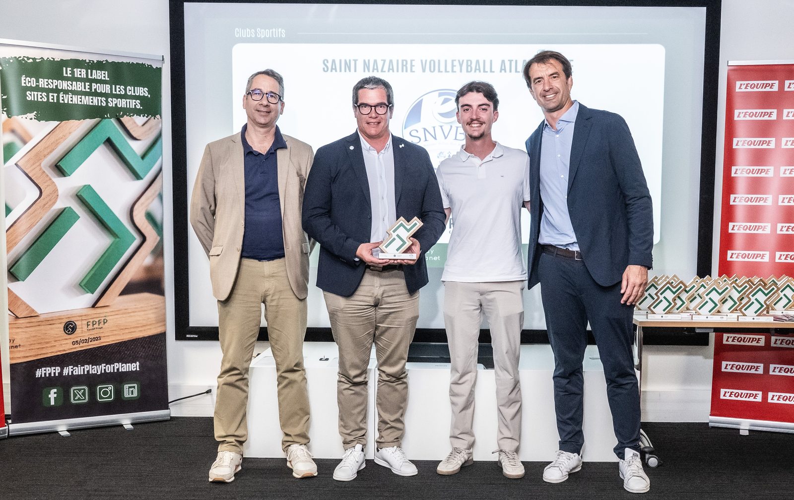 Frédéric Toulouse (à gauche) et le président du Saint-Nazaire Volley-Ball Atlantique, qui tient le trophée du label Fair Play For Planet