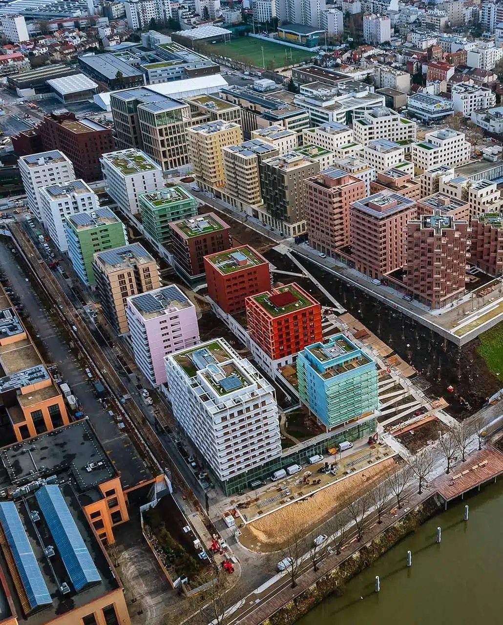 Vue plongeante sur les immeubles colorés du village olympique, le long de la Seine